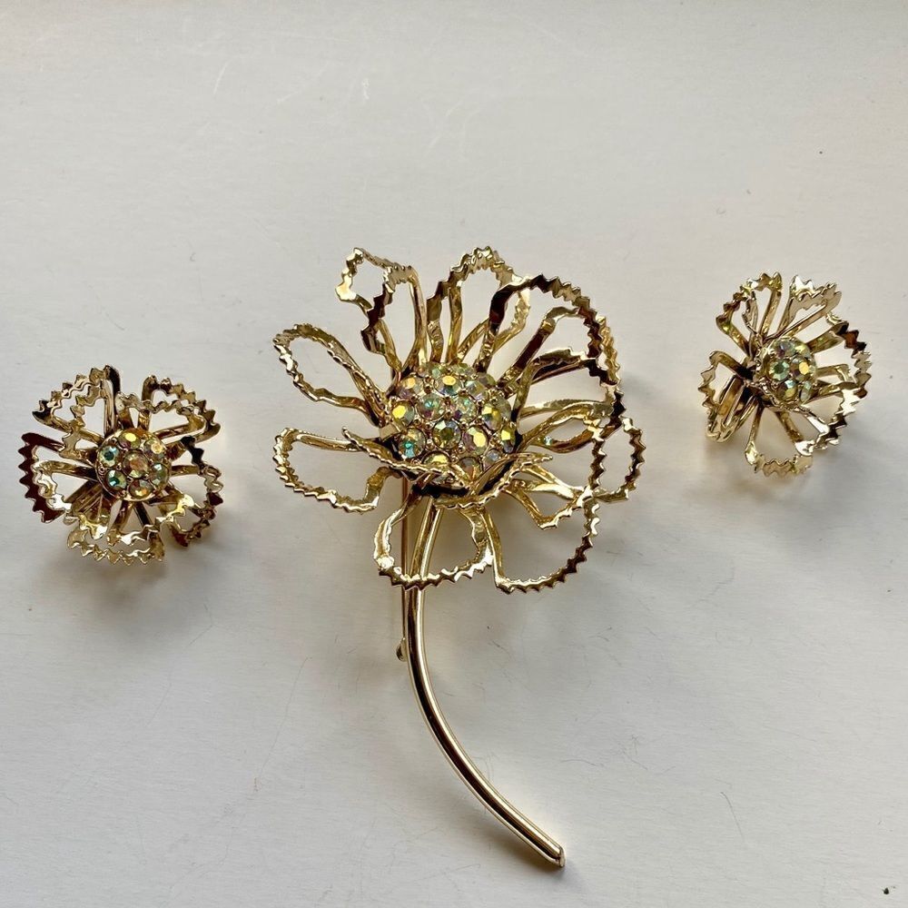 𝅺SARAH Coventry Allusion flower brooch & earrings